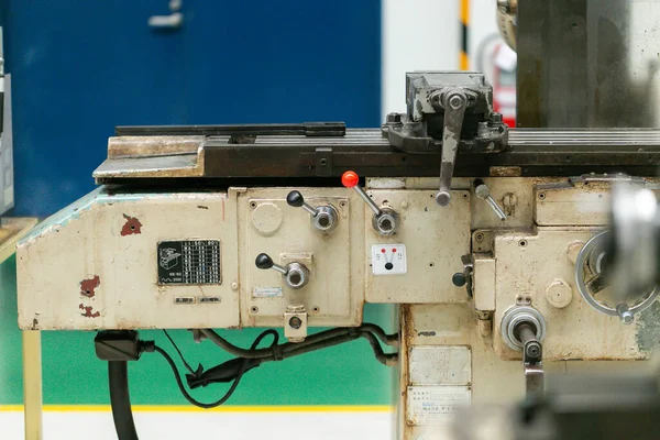 産業工場で製造するための空気圧機器及び油圧システム 電気部品及び機械装置を有する機械部品 — ストック写真