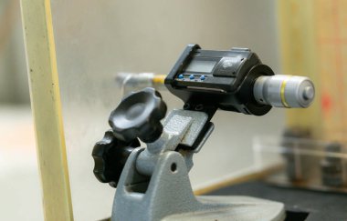 Pnömatik ekipman ve hidrolik sistemli makine parçası, elektrik parçası ve endüstriyel fabrikada üretim için mekanik cihaz.