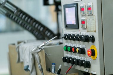 Pnömatik ekipman ve hidrolik sistemli makine parçası, elektrik parçası ve endüstriyel fabrikada üretim için mekanik cihaz.