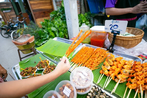 Asian Traveler Selecting Buying River Shrimp Grilled Put Banana Leaf — Stock Photo, Image