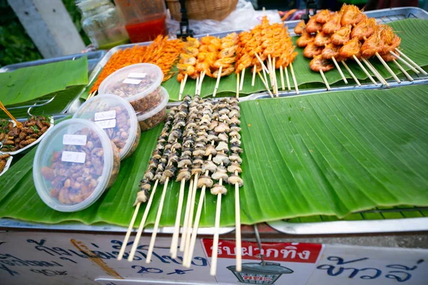 Asijský Cestovatel Vybírá Nakupuje Krevety Grilované Dát Banán List Pěší — Stock fotografie