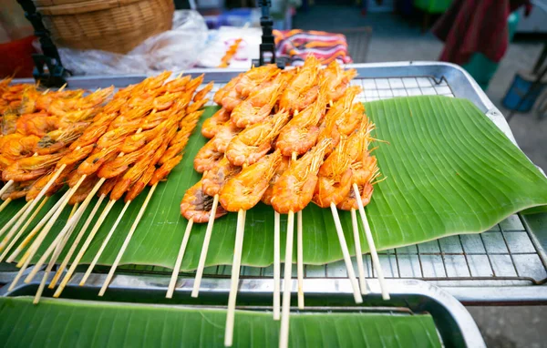 Asian Traveler Selecting Buying River Shrimp Grilled Put Banana Leaf — Stock Photo, Image