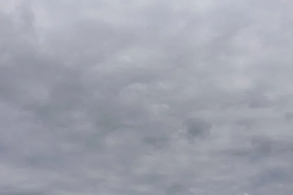 Blauer Himmel mit Wolken. Hintergrund der weißen und grauen Wolken. — Stockfoto
