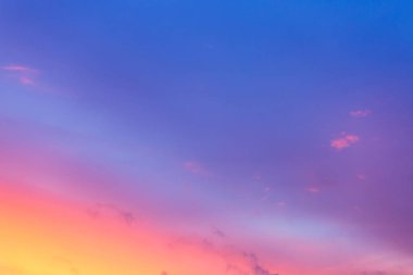 bulutlar ile renkli yaz akşamı gün batımı gökyüzü