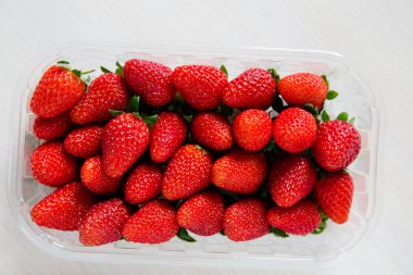 taze kırmızı çilek paketi