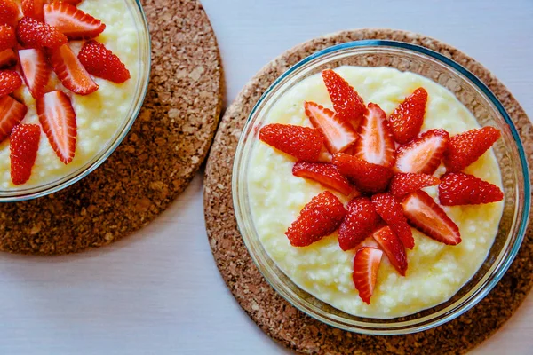 Frühstücksbrei Mit Frischen Erdbeeren — Stockfoto