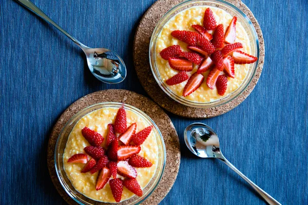 Frühstücksbrei Mit Frischen Erdbeeren — Stockfoto