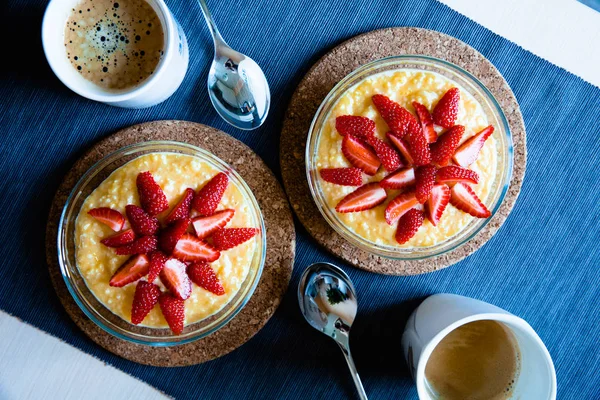 Frühstücksbrei Mit Frischen Erdbeeren — Stockfoto