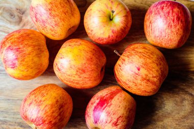 Ahşap masada kırmızı elmalar