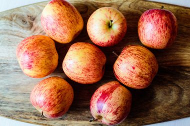 Ahşap masada kırmızı elmalar