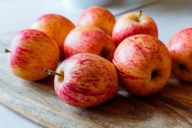 Ahşap masada kırmızı elmalar