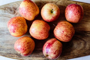 Ahşap masada kırmızı elmalar