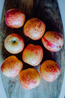 Ahşap masada kırmızı elmalar