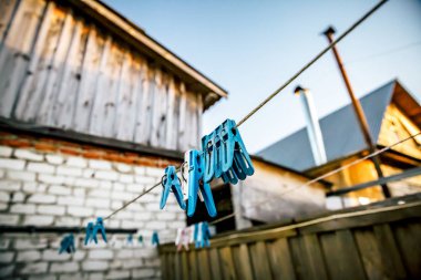 Elbise askıları devrede