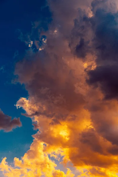 Unglaublich Rosa Pfirsich Sonnenuntergang Himmel Mit Sonne Und Wolken — Stockfoto