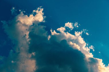 Bulutlu ve güneşli inanılmaz bir gün batımı