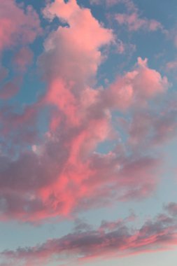 Bulutlu ve güneşli inanılmaz bir gün batımı