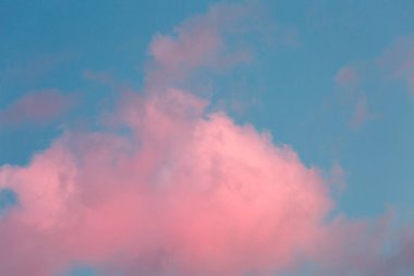 Bulutlu ve güneşli inanılmaz bir gün batımı