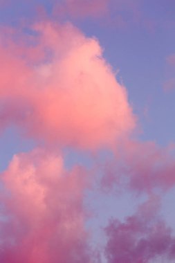 Bulutlu ve güneşli inanılmaz bir gün batımı