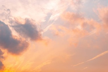 Bulutlu ve güneşli inanılmaz bir gün batımı