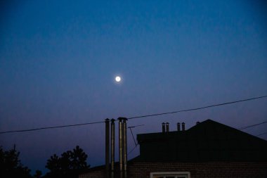 Bulutlar ve ay ile soyut arkaplan