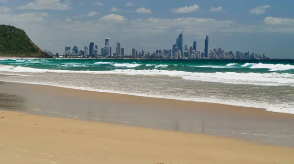 Sörfçü Cenneti. Plajdan şehir manzarası. Gold Coast Queensland Avustralya.