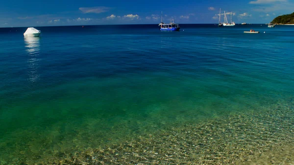 Fitzroy Adası yakınındaki Cairns Avustralya, plaj, tekne