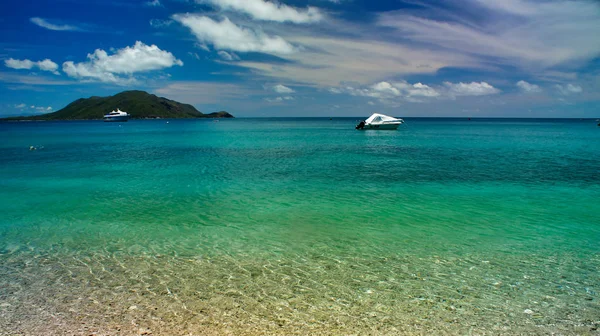 Fitzroy Adası yakınındaki Cairns Avustralya, plaj, tekne