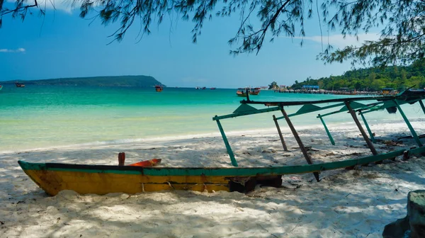 Barco Naufragado Con Basura Una Playa Koh Rong Island Camboya — Foto de Stock