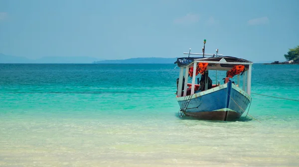 Una Barca Vicino Alla Riva Koh Ring Island Cambogia — Foto Stock