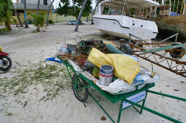 Bir plajda bir çöp, mercan temizleme girişimi, Maafushi, Maldivler.