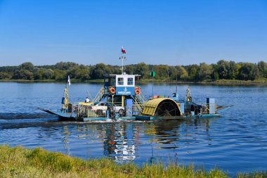 Vistula Nehri 'ndeki eski feribot, Polonya, Nieszawa Ciechocinek tatil köyü yakınlarında.