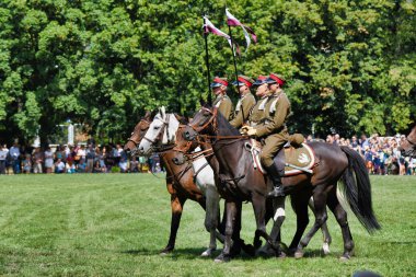 Varşova 'da ordu gününü kutluyoruz. Askeri atlar ve Polonyalı askerler, tarihi üniformalar içinde.