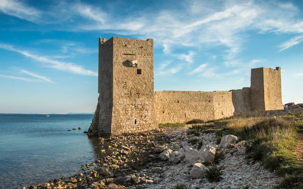 Arka planda, Dalmaçya, Hırvatistan deniz manzaralı adlandırılmış Kastelina Vir ada kale Harabeleri