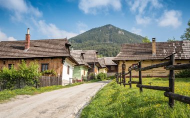 Vlkolinec, Slovakya. İyi korunmuş ahşap ülke ile Unesco miras köy evleri, eski mimari, Slovakya