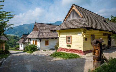 Vlkolinec, Slovakya. İyi korunmuş ahşap ülke ile Unesco miras köy evleri, eski mimari, Slovakya
