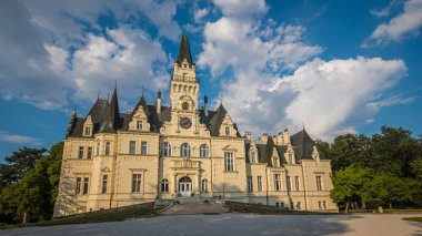 Budmerice Kalesi. Slovakya. Muhteşem malikane romanticizing tarzı 1889 yılında inşa edilmiş. Birkaç tarihi stiller arasından seçilen öğeleri kümesi mimarisi içerir.