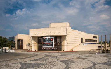 Tiyatro, Andrej Bagar Nitra, Slovakya. Nitra tiyatro oluşturuldu 1950 yılında ve 1979 yılından bu yana, bu önemli Slovak aktör, yönetmen, öğretmen ve organizatör dramatik sanatlar Andrej Bagar adını taşıyan. 