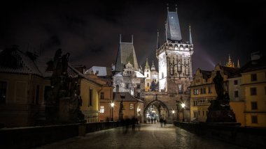 Charles Köprüsü haçlar Vltava Nehri Prag, Çek Cumhuriyeti için tarihi bir köprüdür. 1357 Kral Charles IV himayesi altında başladı ve 15 yüzyılın başlarında bitmiş onun inşaat.