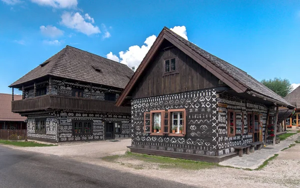 Oude Houten Huizen Met Een Geschilderde Traditionele Patroon Weergave Van — Stockfoto