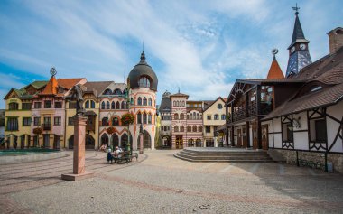 Avrupa yer, Komarno, Slovakya. 2001 yılında inşa edilen binalar Avrupa'nın her yerinden temsil etmek purporting mimari bir topluluk olarak Komarno merkezi olduğunu. Mağazalar ve restoranlar ile binalar işlevi.
