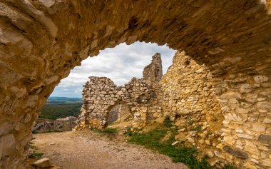 Kale Kotiçe '. Elisabeth Bathory, Dünya'nın en üretken kadın seri katil Villası. Slovakya Kotiçe'köy yanındaki bir kale harap olduğunu.