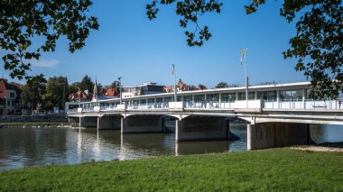 Colonnade köprünün Vah Nehri üzerinde. Piestany Spa adaya şehir merkezinden. Slovakya.