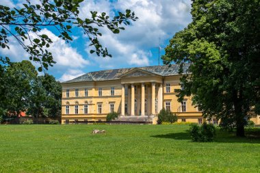 Dolna Krupa Malikanesi, Slovakya. Brunsvick ailesinin klasik malikane. Ludwig van Beethoven 1800, 1801 ve 1806'da malikaneyi ziyaret etti ve bildirildiğine göre mehtap Sonatını burada besteledi..