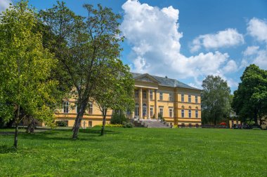 Dolna Krupa Malikanesi, Slovakya. Brunsvick ailesinin klasik malikane. Ludwig van Beethoven 1800, 1801 ve 1806'da malikaneyi ziyaret etti ve bildirildiğine göre mehtap Sonatını burada besteledi..