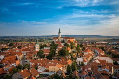 Mikulov kalesi veya Mikulov şatosu kayanın üzerinde renkli bir manzara. Güney Moravya Çek Cumhuriyeti.