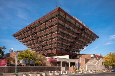 Slovak Radyo Binası, Bratislava, Slovakya. Mimarlar Stefan Svetko, Stefan Durkoviç ve Barnabas Kissling 