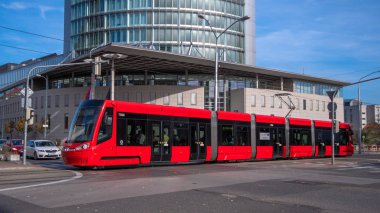 Bratislava, Slovakya toplu taşıma tramvay. Bir tramvay, Kuzey Amerika tramvay veya tramvay, kamu kentsel sokaklar boyunca tramvay rayları üzerinde çalışan bir demiryolu aracı; bazıları ayrılmış sağ-of-way segmentleri içerir.