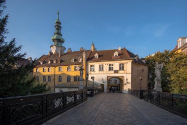 Michaels Köprüsü, Bratislava, Slovakya 'daki en eski köprü. Yaz bahçesinde küçük bir yaya köprüsü..