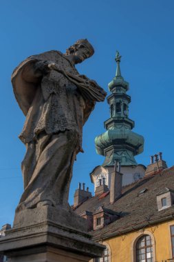 Michaels Köprüsü 'ndeki Aziz John Anıtı ve Aziz Michaels Kapısı' nın Gotik Kulesi, Eski Şehir, Bratislava, Slovakya.